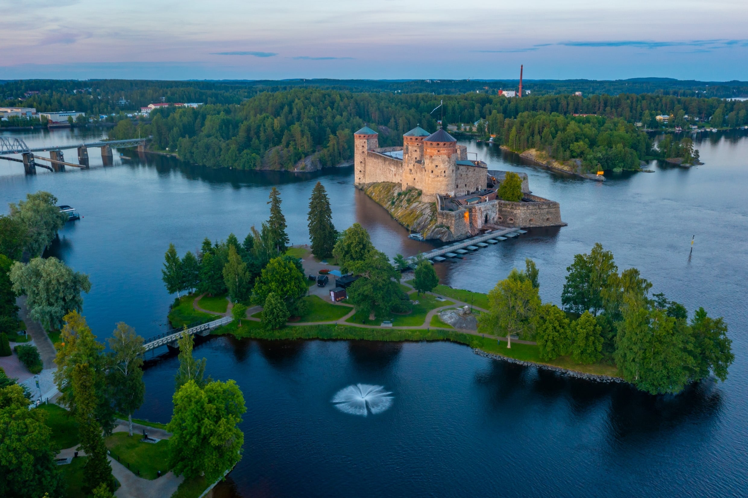 Ilmakuva Olavinlinnasta ja Savonlinnan järvimaisemasta